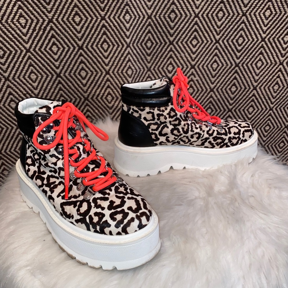 Leopard Hikers